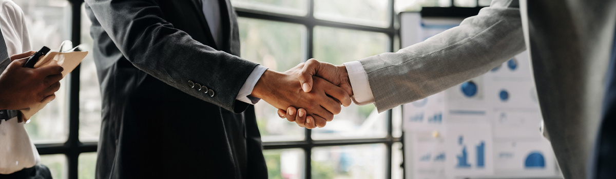 Cloce up of businessmen Shaking hands in meeting